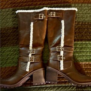 NWOB KELSI DAGGER Size 8 kneehigh brown leather, sherpa lining, buckles, zipper